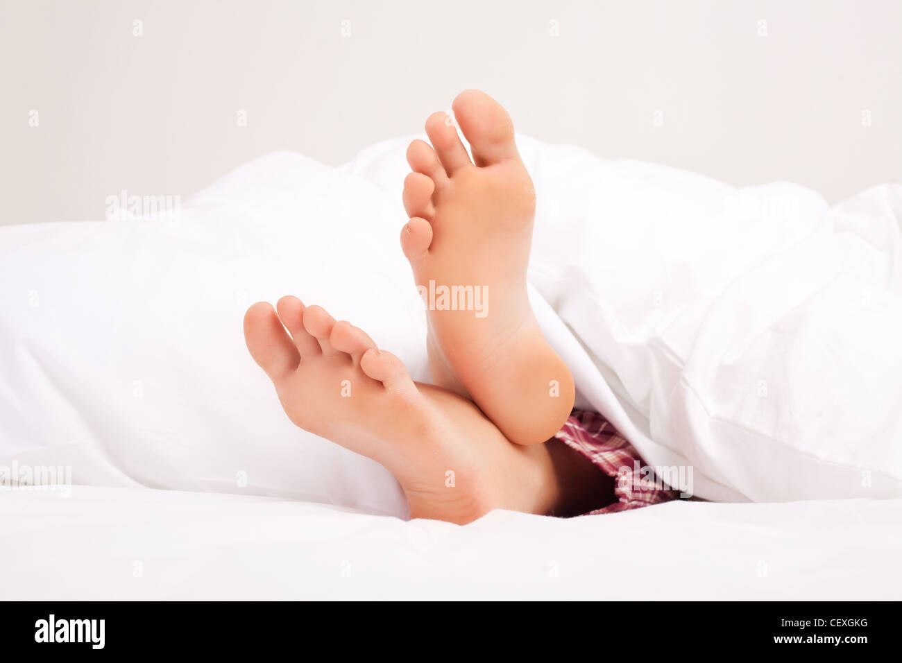 Foot night. Ноги спящей. Сон ступни. Ножки спящей девочки. Женские ступни на кровати.