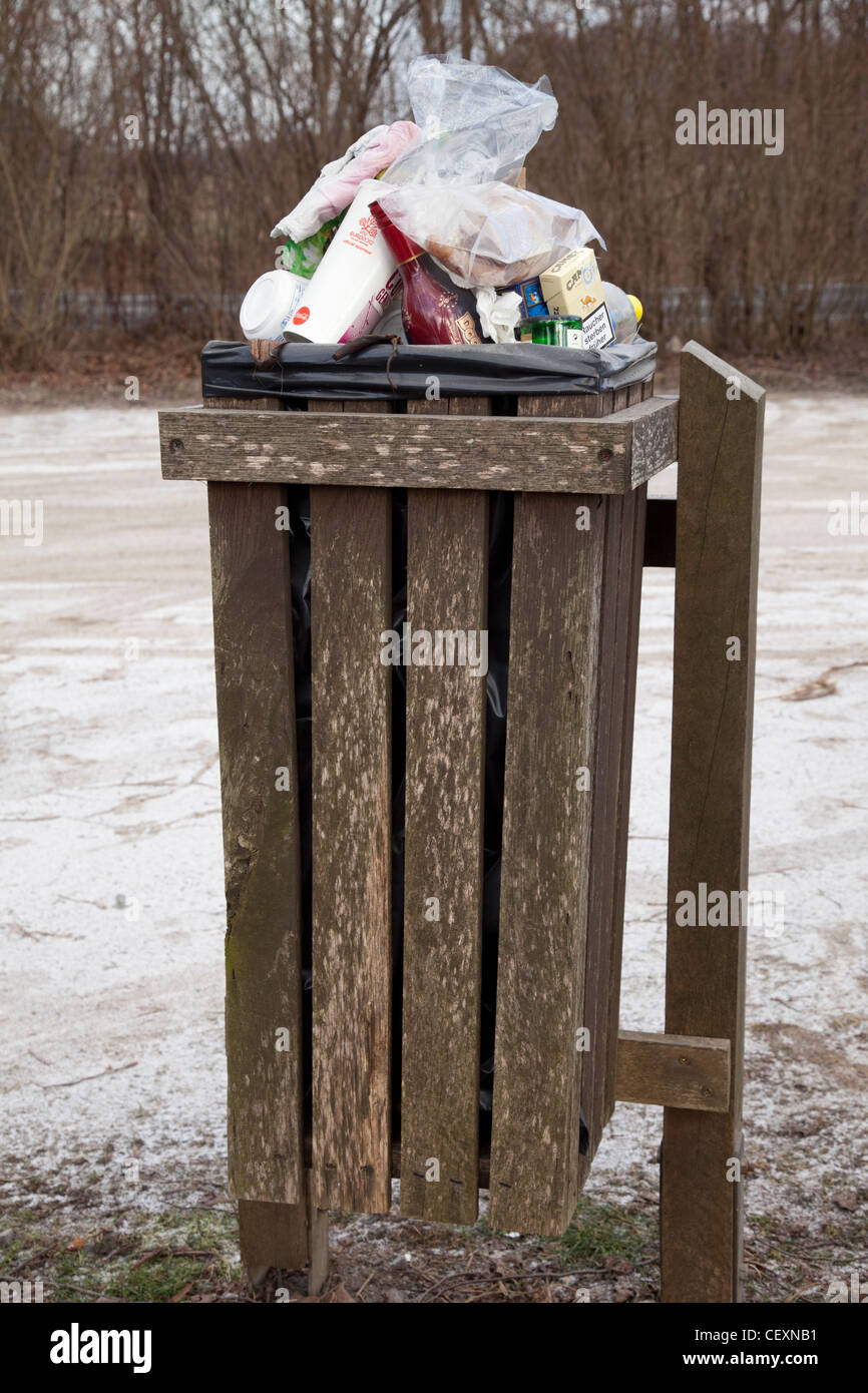 Over-flowing rubbish bin Stock Photo - Alamy