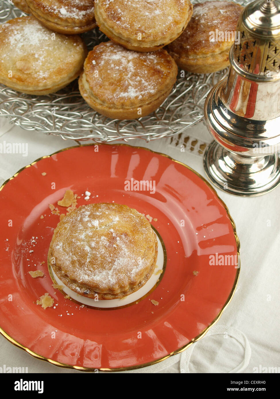 Puff pastry mince pies hi-res stock photography and images - Alamy