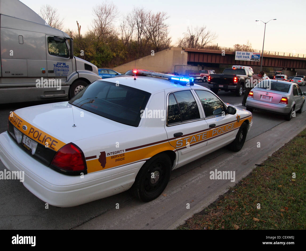 Illinois State Police officer speaks to the driver of car Stock Photo