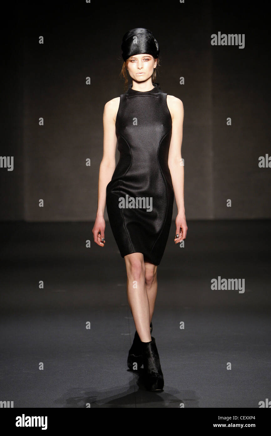 Cushnie et Ochs New York Ready to Wear Autumn Winter Black hat, black  sleeveless knee length dress and black ankle boots Stock Photo - Alamy