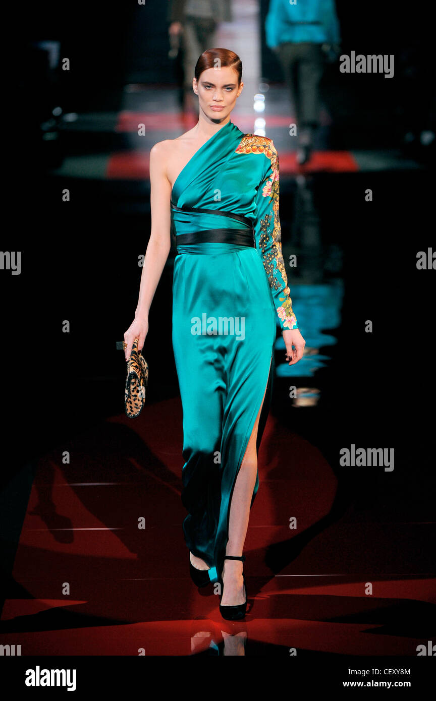 Turquoise print dress hi-res stock photography and images - Alamy