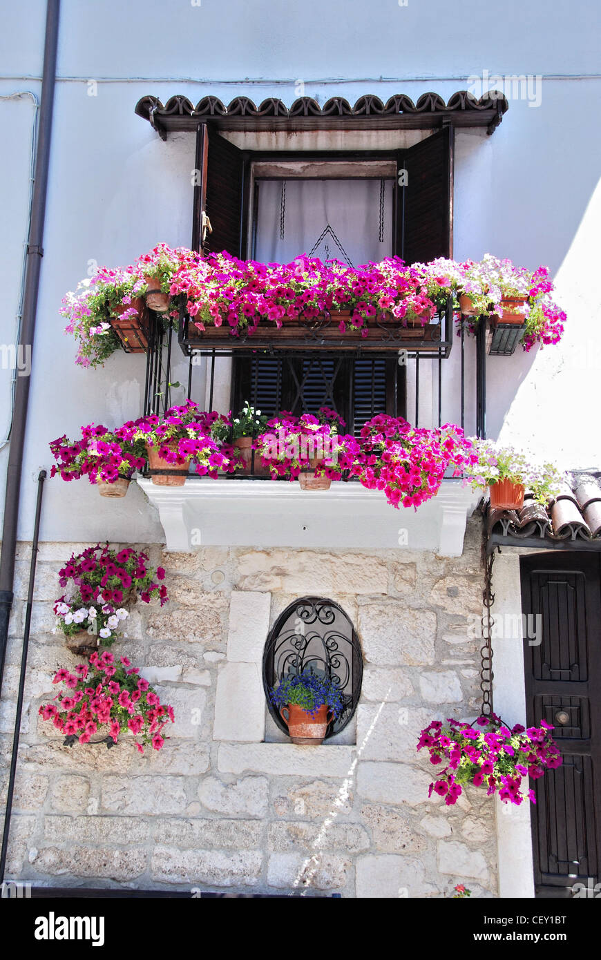 italia italy italie abruzzo pescasseroli balcone fiori gerani balcony  flowers geraniums fleurs balcon flores geranios Stock Photo - Alamy