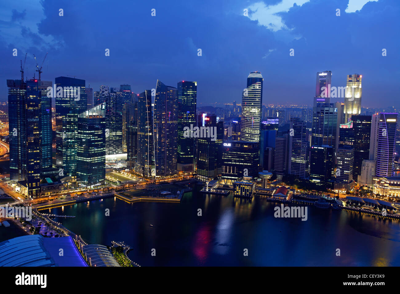 Singapore skyline from marina bay at night hi-res stock photography and ...