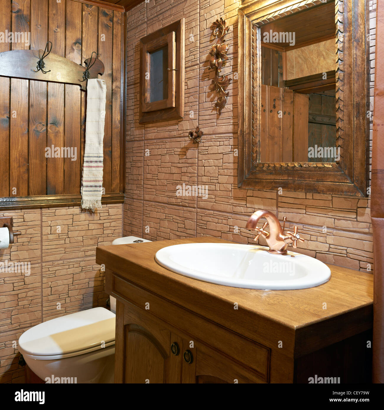 ванная отделанная вагонкой деревянной. ванная комната отделанная деревом. отделка ванной комнаты в деревянном доме. санузел в деревенском стиле. стены плиткой в деревянном доме.