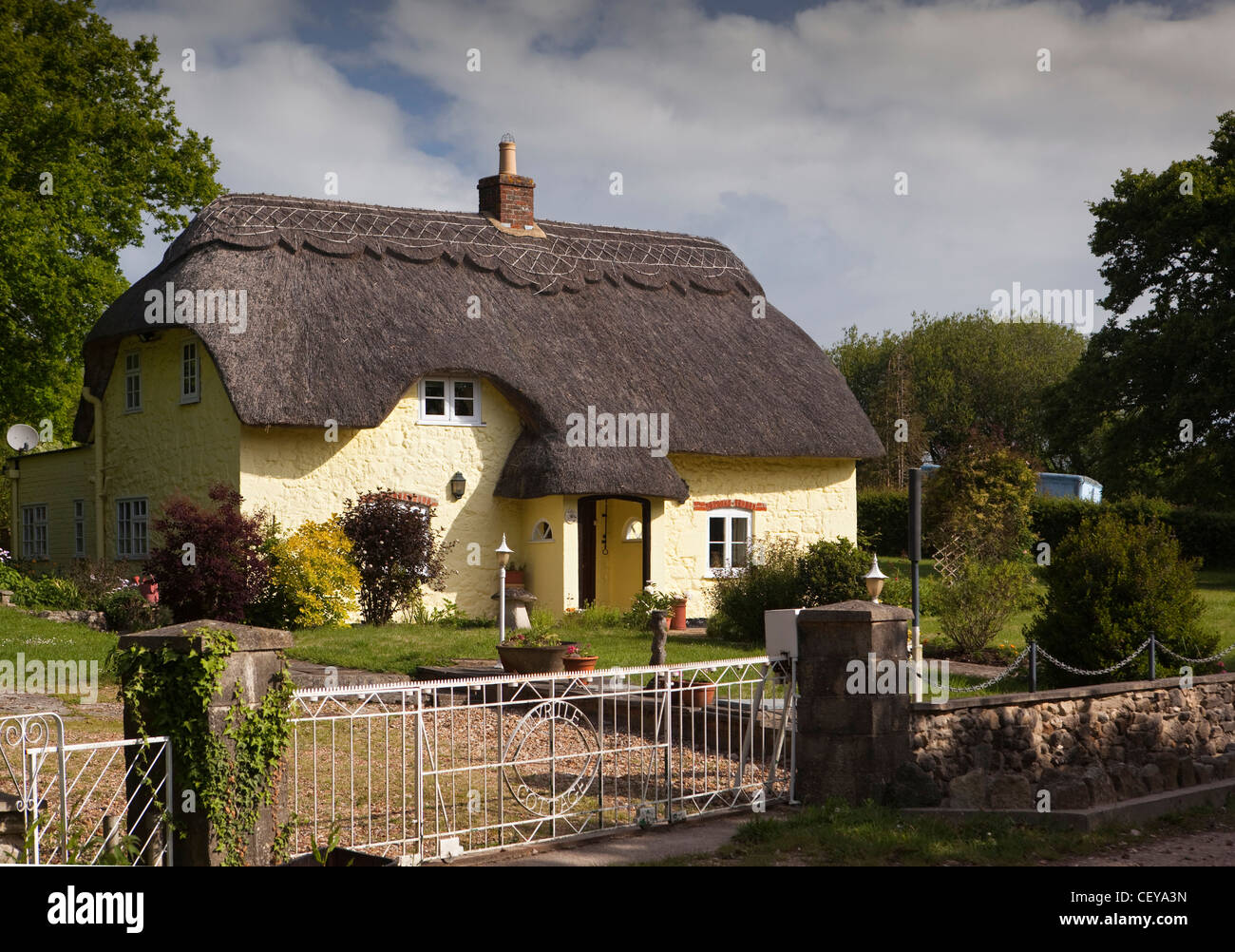 UK, England, Isle of Wight, Newtown, Myrtle Cottage, attractive thatched home Stock Photo