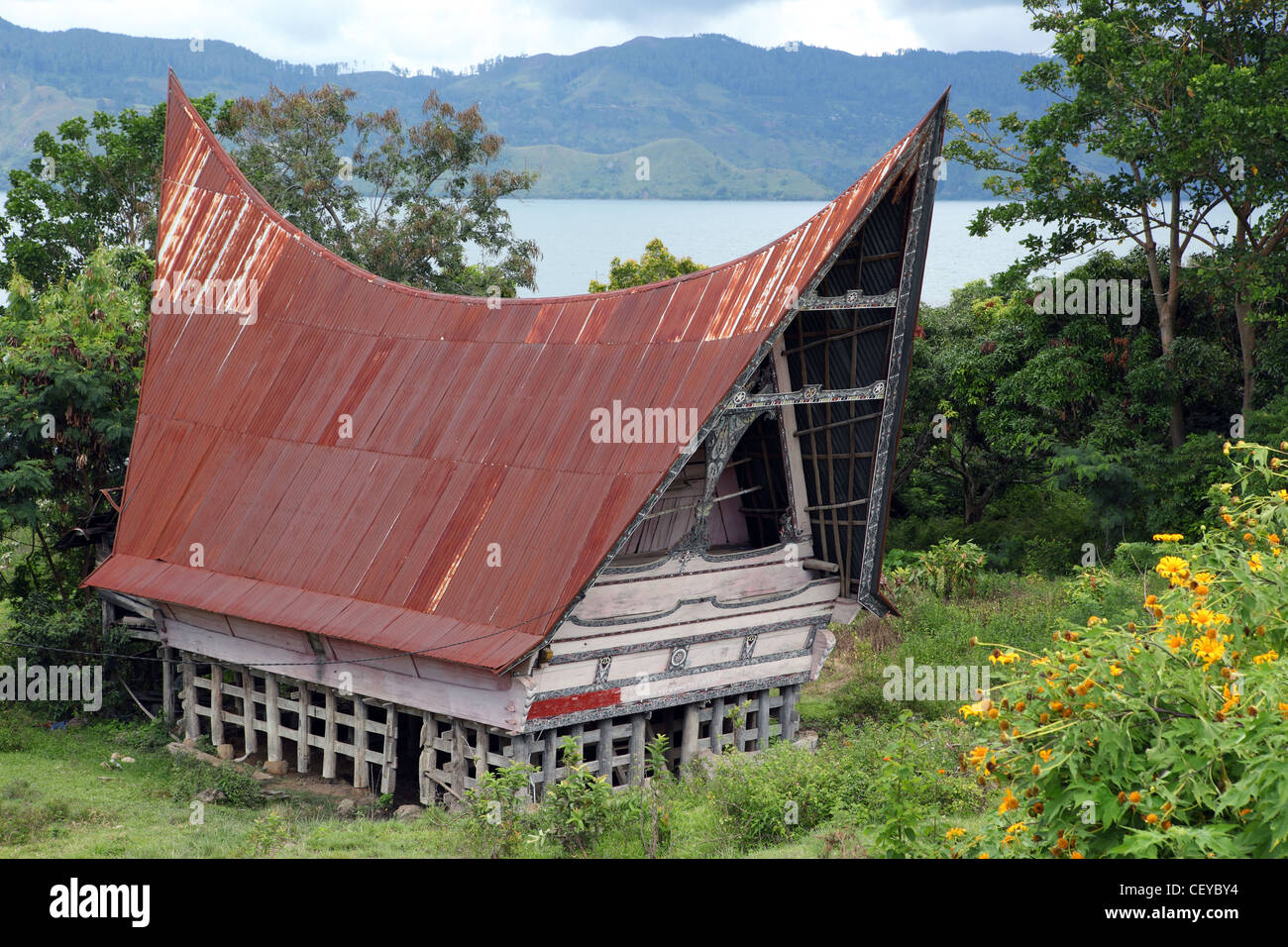 Batak house near Simanindo. Samosir Island, Lake Toba, North Sumatra, Sumatra, Indonesia, South-East Asia, Asia Stock Photo
