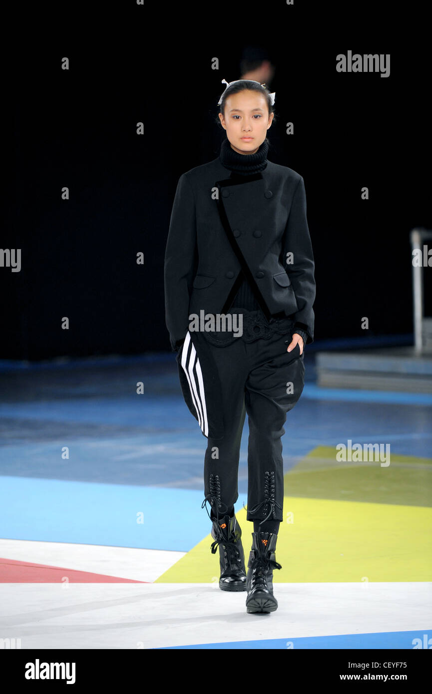 adidas Yohji Yamamoto New York Ready to Wear Autumn Winter All black essemble: blazer, polo neck, tapered pants and laceup Stock Photo