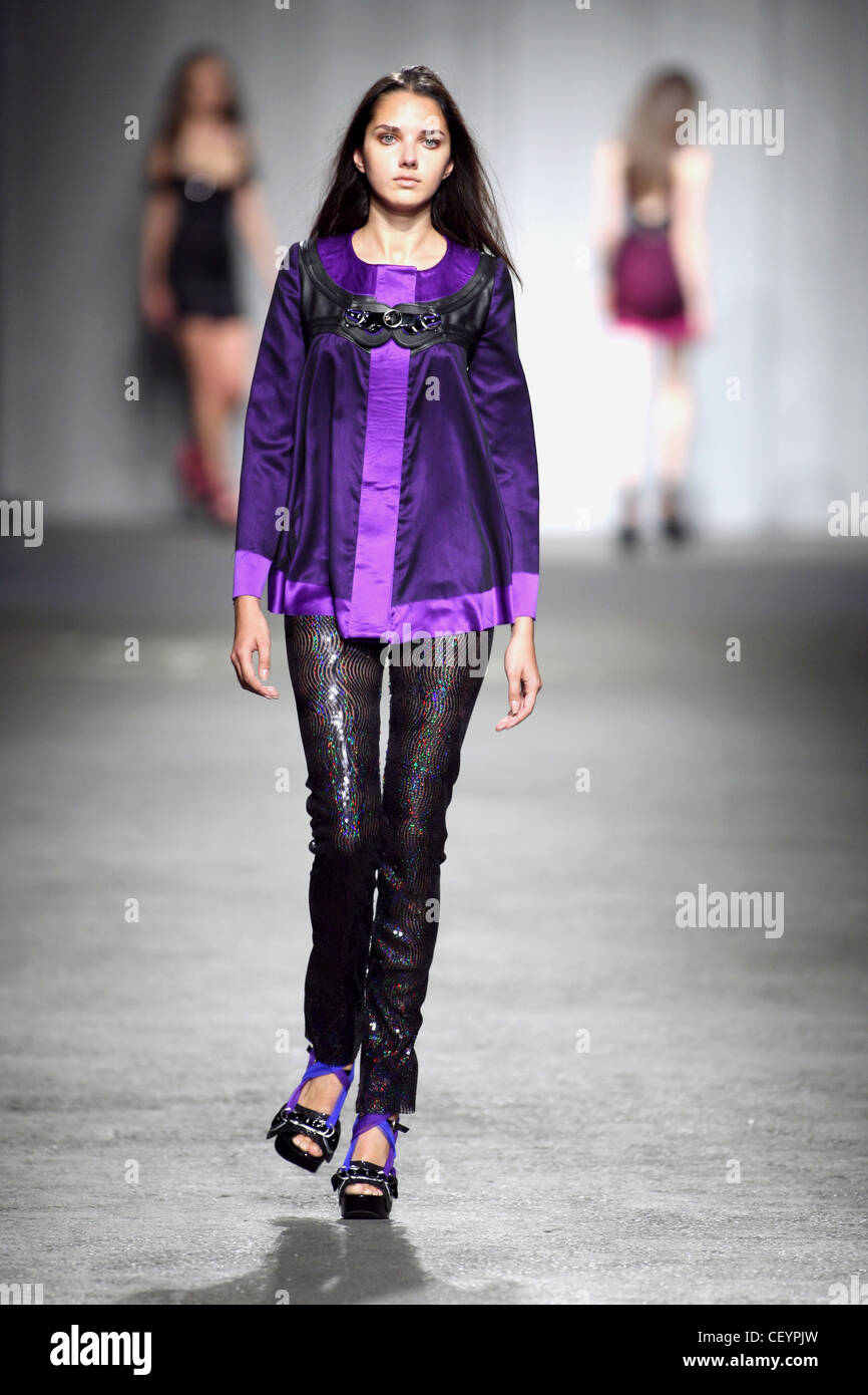 Shiny lycra leggings hi-res stock photography and images - Alamy