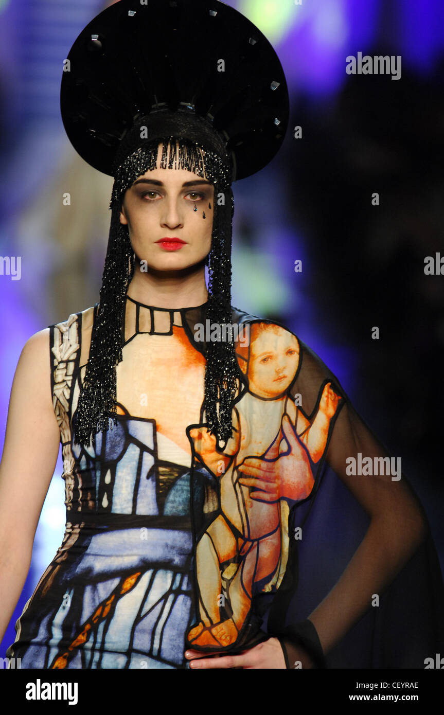 Jean Paul Gaultier Paris Haute Couture Spring Summer Religious Inspired:  British model Erin OConnas the Virgin Mary wearing Stock Photo - Alamy
