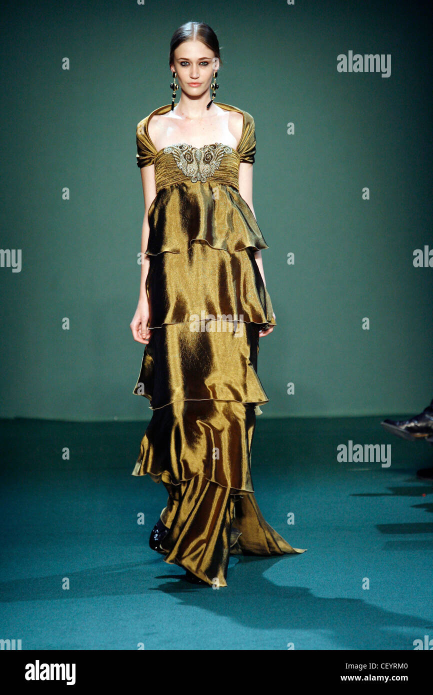 Andrew GN Paris Ready to Wear Autumn Winter Model Viviane Orth dark blonde hair off face wearing gold and black large drop Stock Photo - Alamy Andrew GN Paris Ready to Wear Autumn Winter Model Viviane Orth dark blonde hair off face wearing gold and black large drop Stock Photo - Alamy