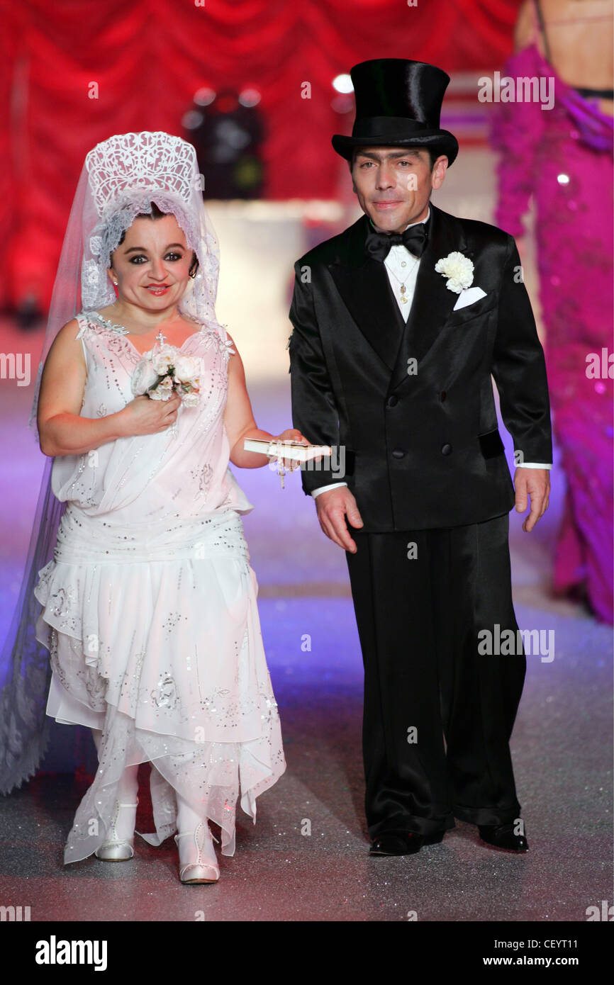 John Galliano Paris Ready to Wear S S Female model (Bride) wearing a white mantilla, flolength veil and sleeveles white wedding Stock Photo