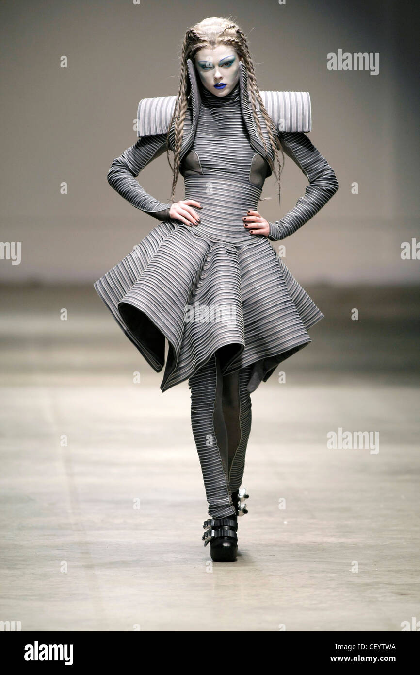 gareth pugh silver dress Gareth Pugh Spring 2010 Ready-to-Wear Fashion Show