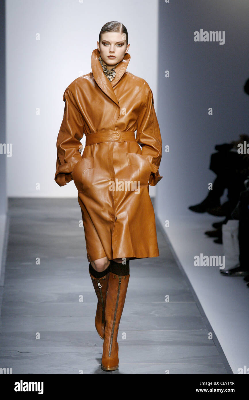 Daks Ready to Wear Autumn Winter Brown leather trench coat, matching knee  length boots and black knee socks Stock Photo - Alamy