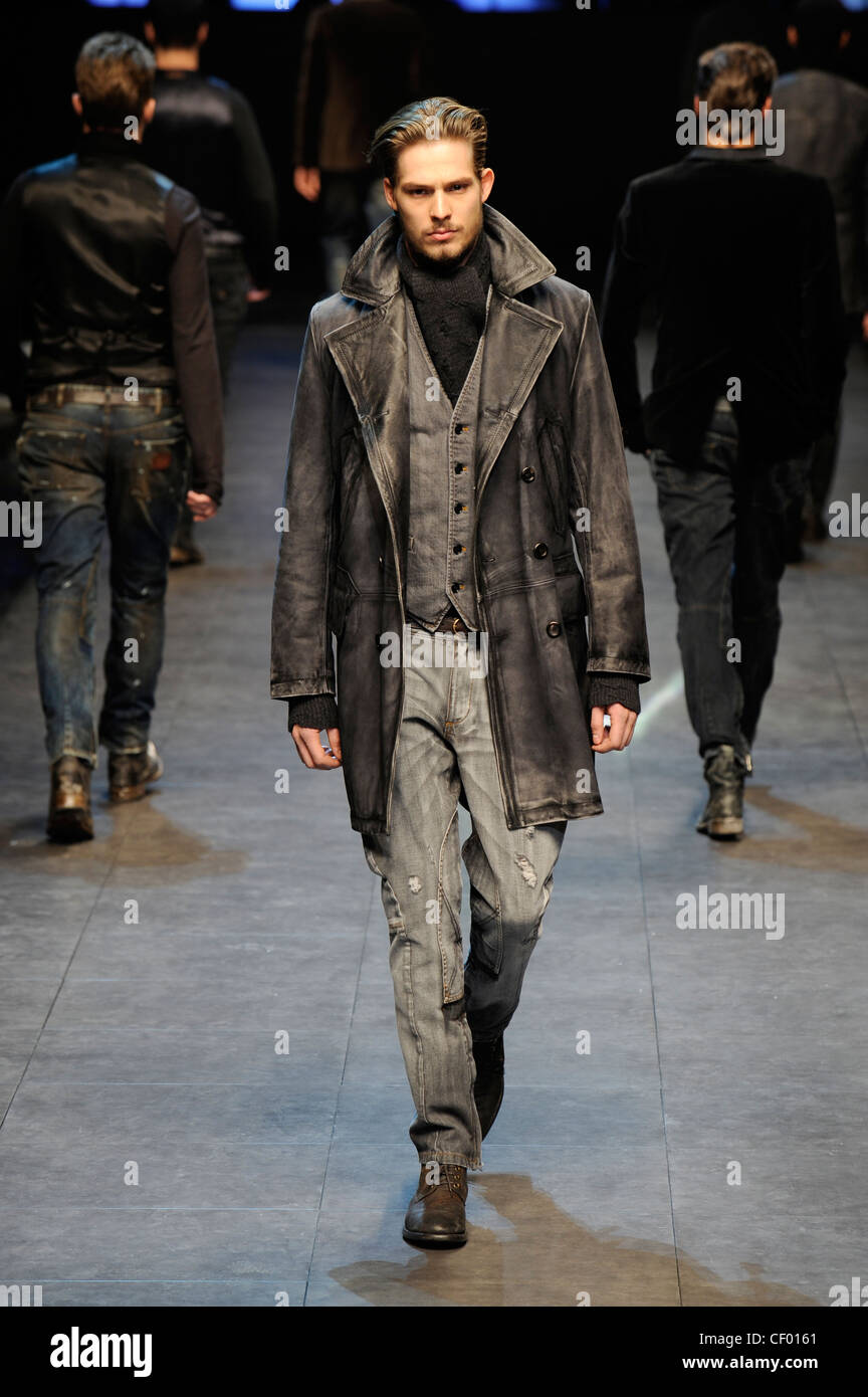 opbevaring trolley bus fordrejer Dolce & Gabbana Milan Ready to Wear Menswear Autumn Winter A dark grey worn  look leather double breasted coat large collar and Stock Photo - Alamy