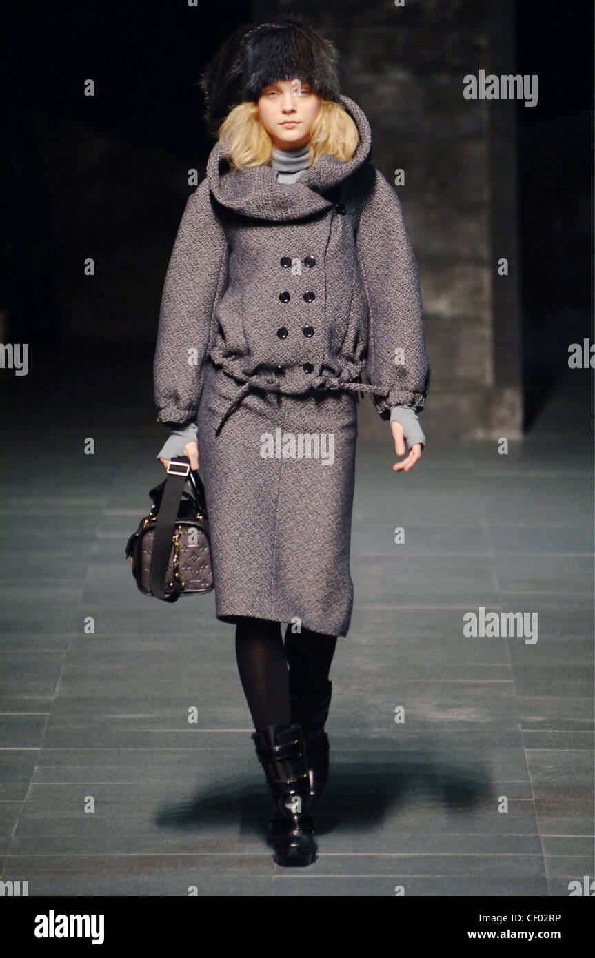 Louis Vuitton Model Jessica Stam blonde hair wearing black cosak style hat  grey poloneck underneath grey marl double breasted Stock Photo - Alamy