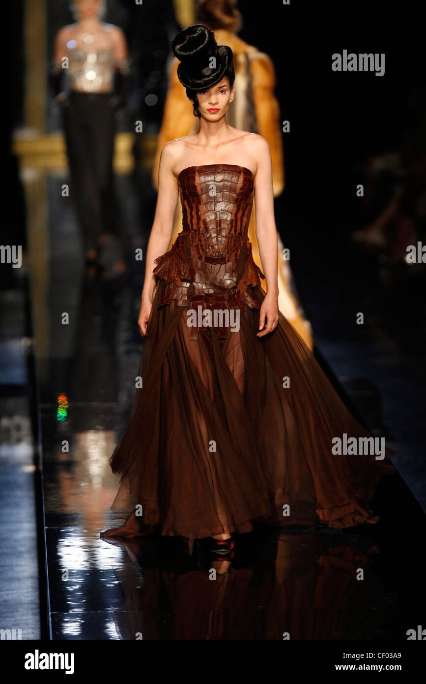 Jean Paul Gaultier Paris Haute Couture Autumn Winter Brunette female model  wearing a brown strapless evening gown a crocadile Stock Photo - Alamy