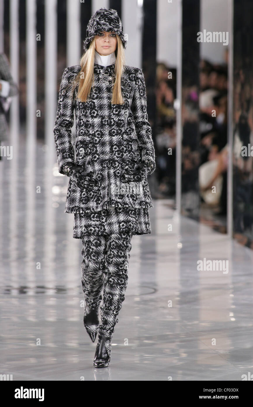 Chanel Paris Ready to Wear Autumn Winter Floral motif black and white tweed  coat matching tappered trousers and hat black Stock Photo - Alamy