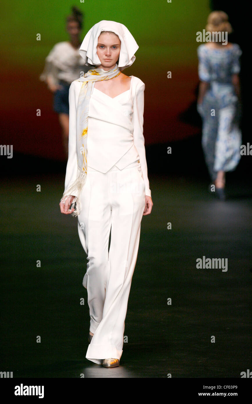 White trouser suit hi-res stock photography and images - Alamy