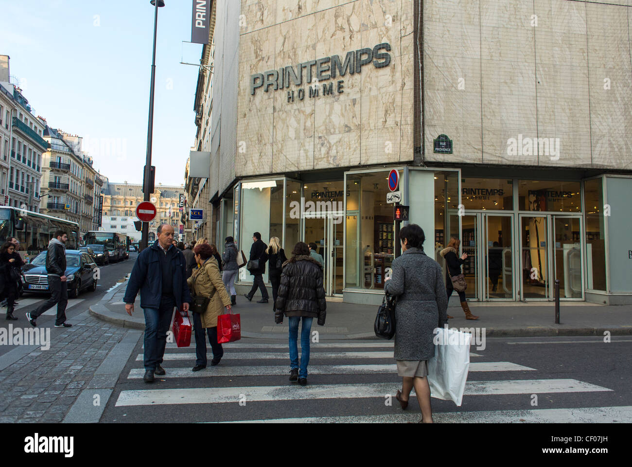 Paris, France, People Crossing Street, Carrying Shopping Bags near  "Citadium", (Le Printemps Department Store), Men's CLothing and Accessories  Store Stock Photo - Alamy