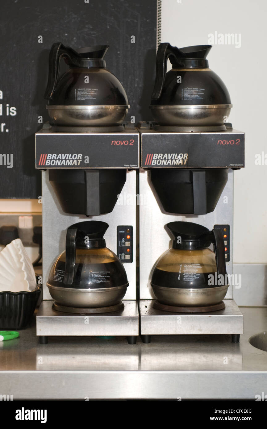 Verknald hypotheek Het pad Bravilor Bonamat Novo 2 commercial coffee filter machine maker in cafe  Stock Photo - Alamy
