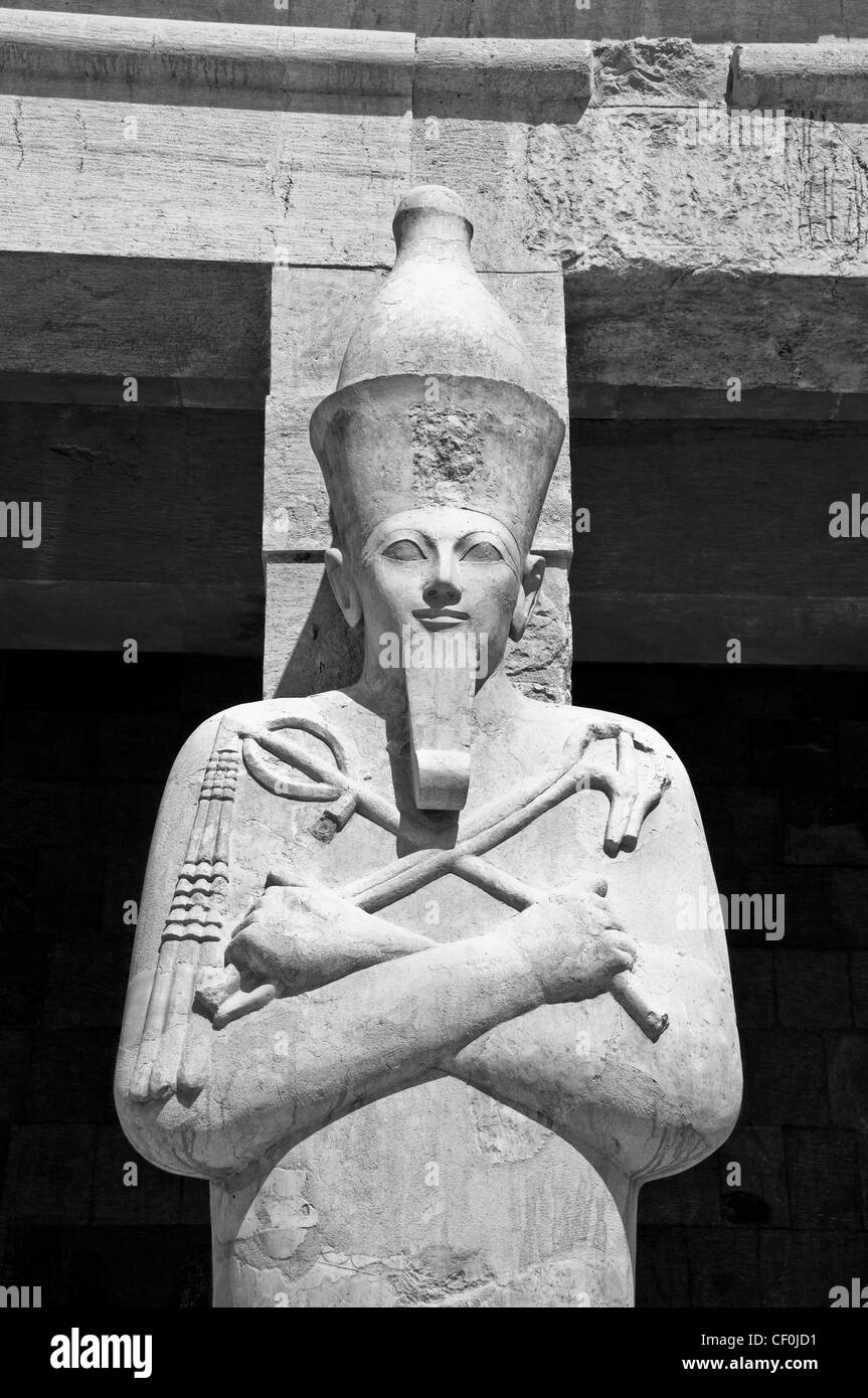 Statue of Egyptian Pharaoh Stock Photo - Alamy