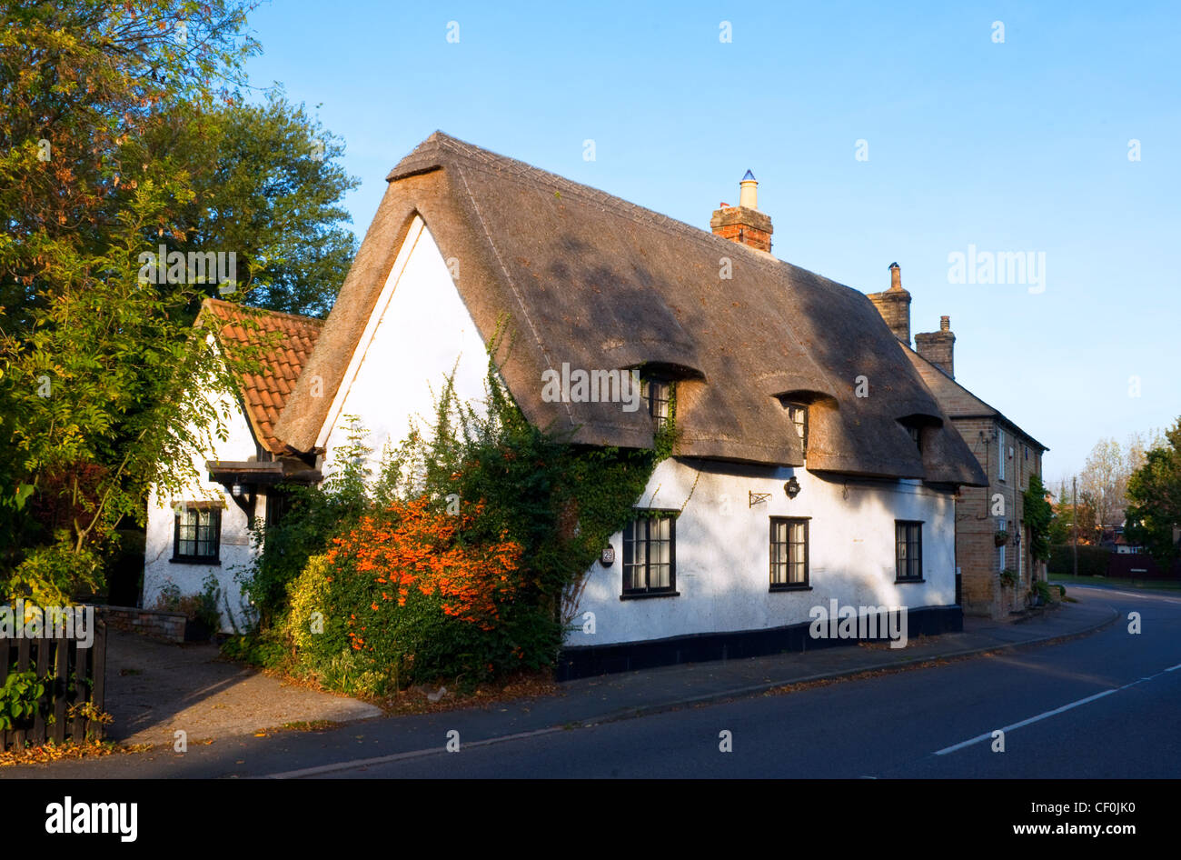 Old english cottage hi-res stock photography and images - Alamy