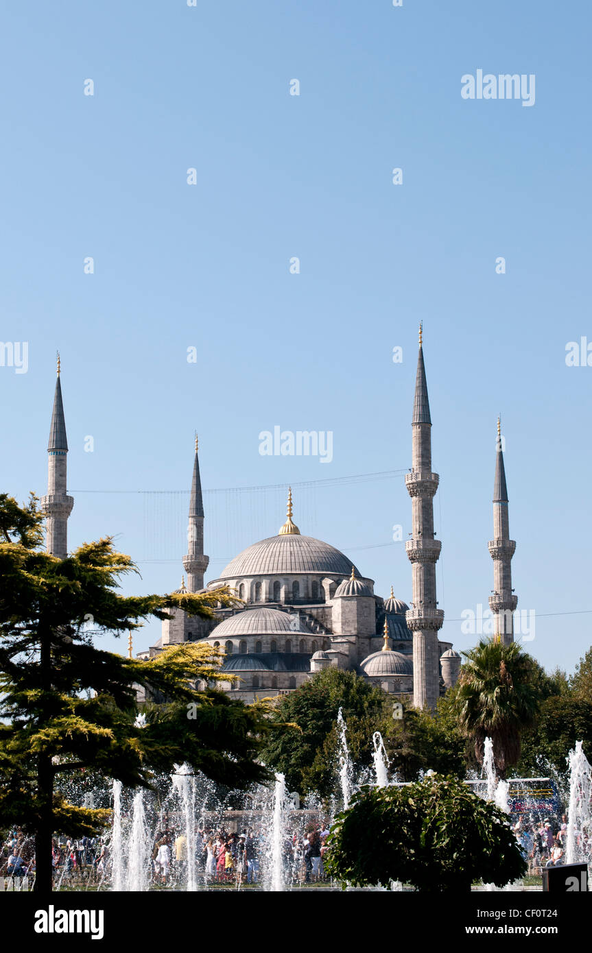 The Blue Mosque from Sultanahmet Park, Sultanahmet, Istanbul, Turkey ...