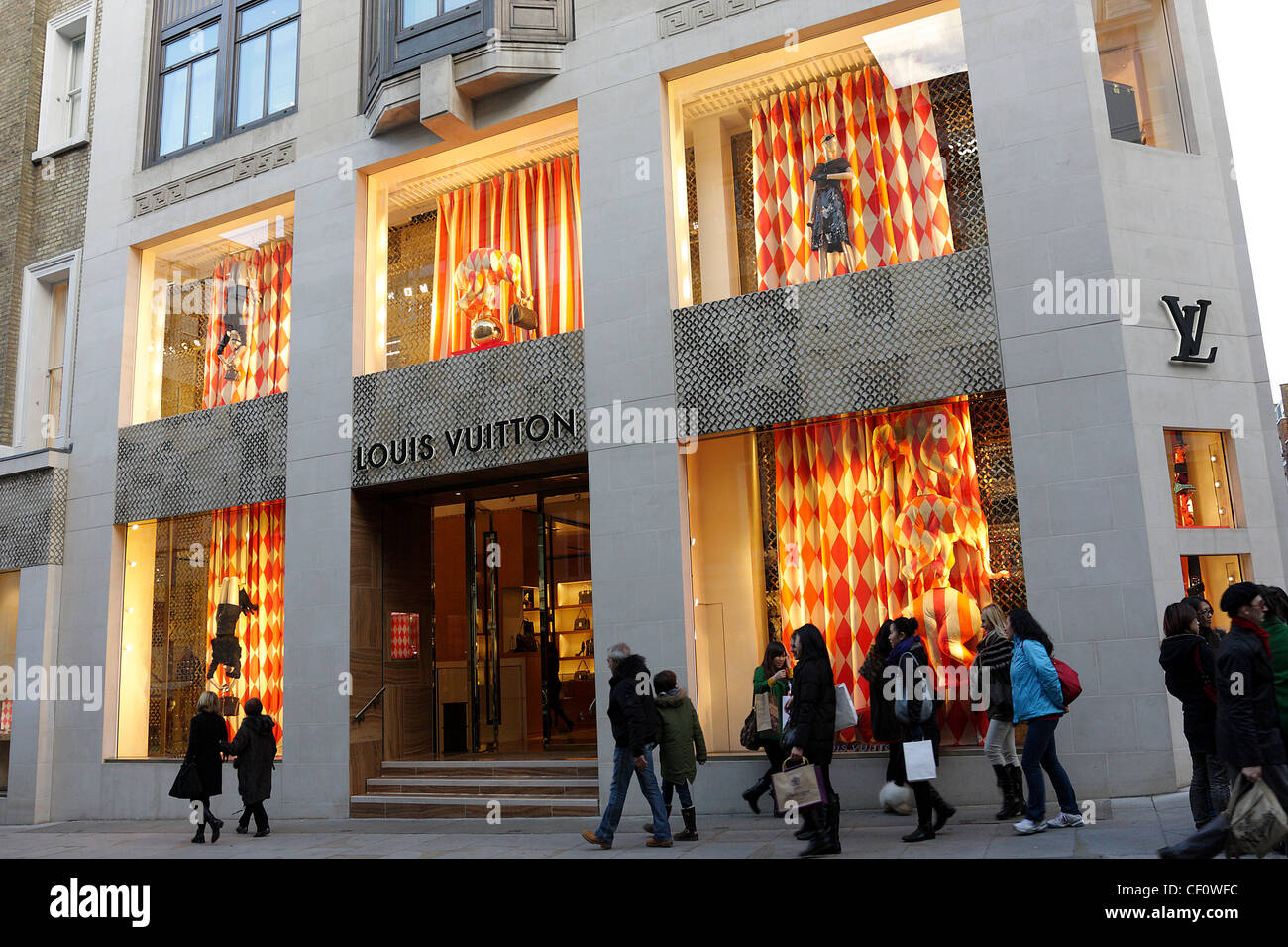 People entering Louis vuitton boutique – Stock Editorial Photo