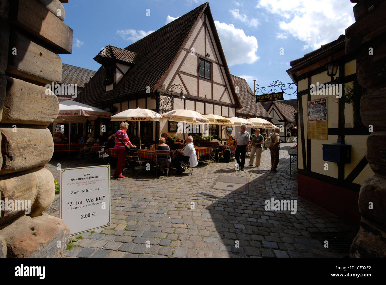 Visitors having lunch at the Restaurant Bratwurstglocklein in the medieval village of the Handwerkerhof ( Tradesmen's court) in Nuremberg, Bavaria Stock Photo