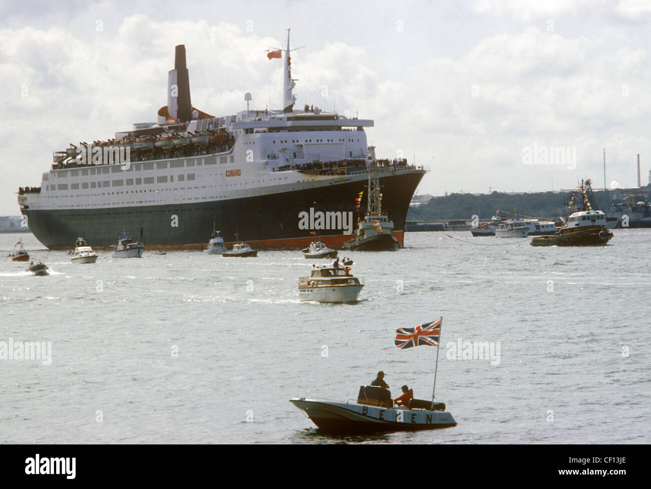 Queen Elizabeth 2 QE2 returning to Southampton water from the Falklands War as a Troop Carriers.  June 11 1982  1980S HOMER SYKES Stock Photo