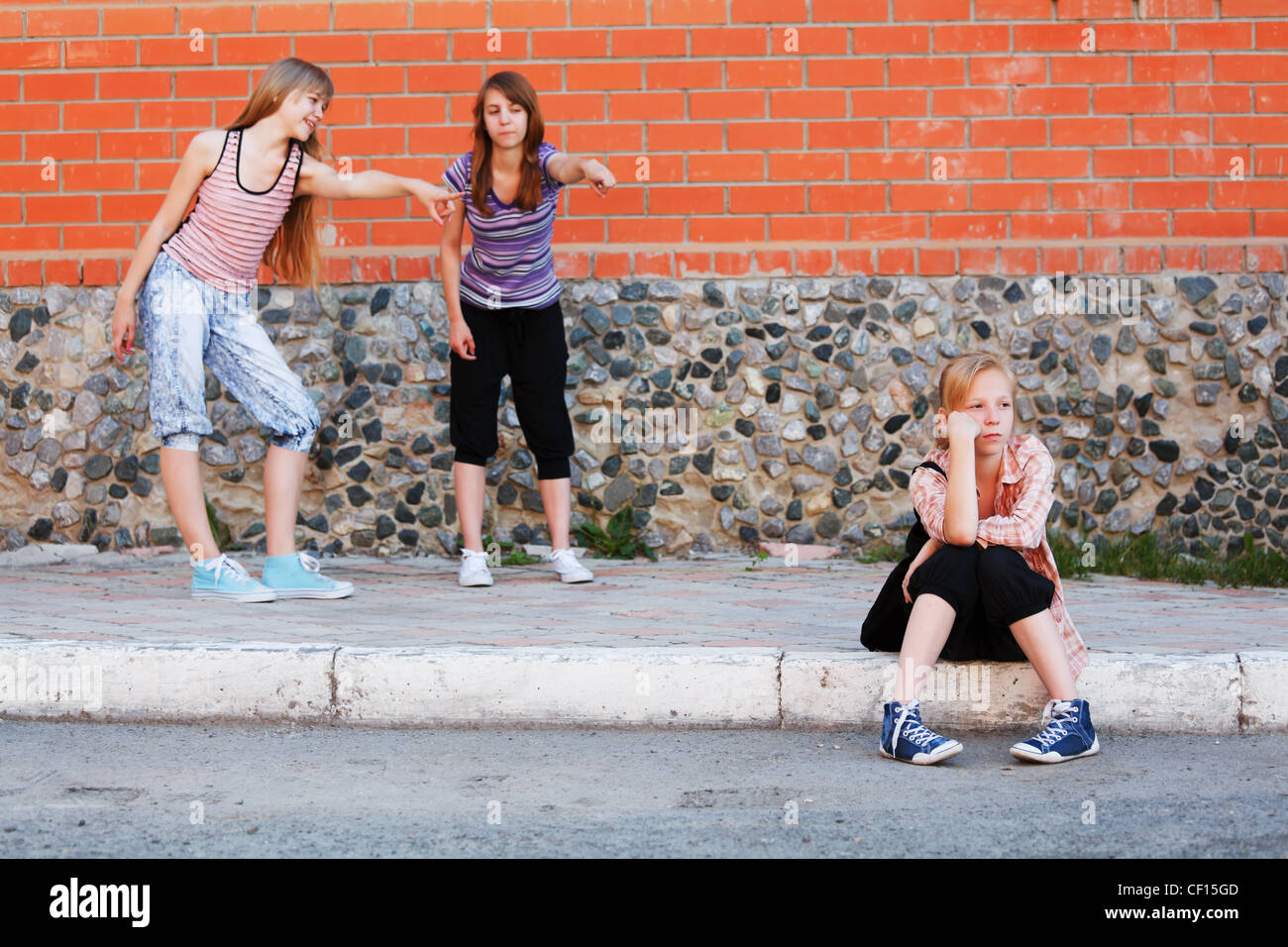 Девушки смеются над девушкой. Подруги в телефонах. Девушка смеется над маленьким. Девушки смеются когда прохожу мимо. Парень смеется.