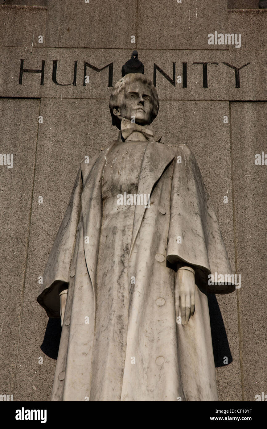 Memorial statue to World War I heroine Edith Cavell in St Martin's Place, the 'A' of HUMANITY replaced by a pigeon Stock Photo