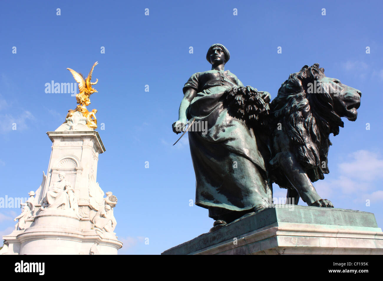 Statue in front of buckingham palace hires stock photography and