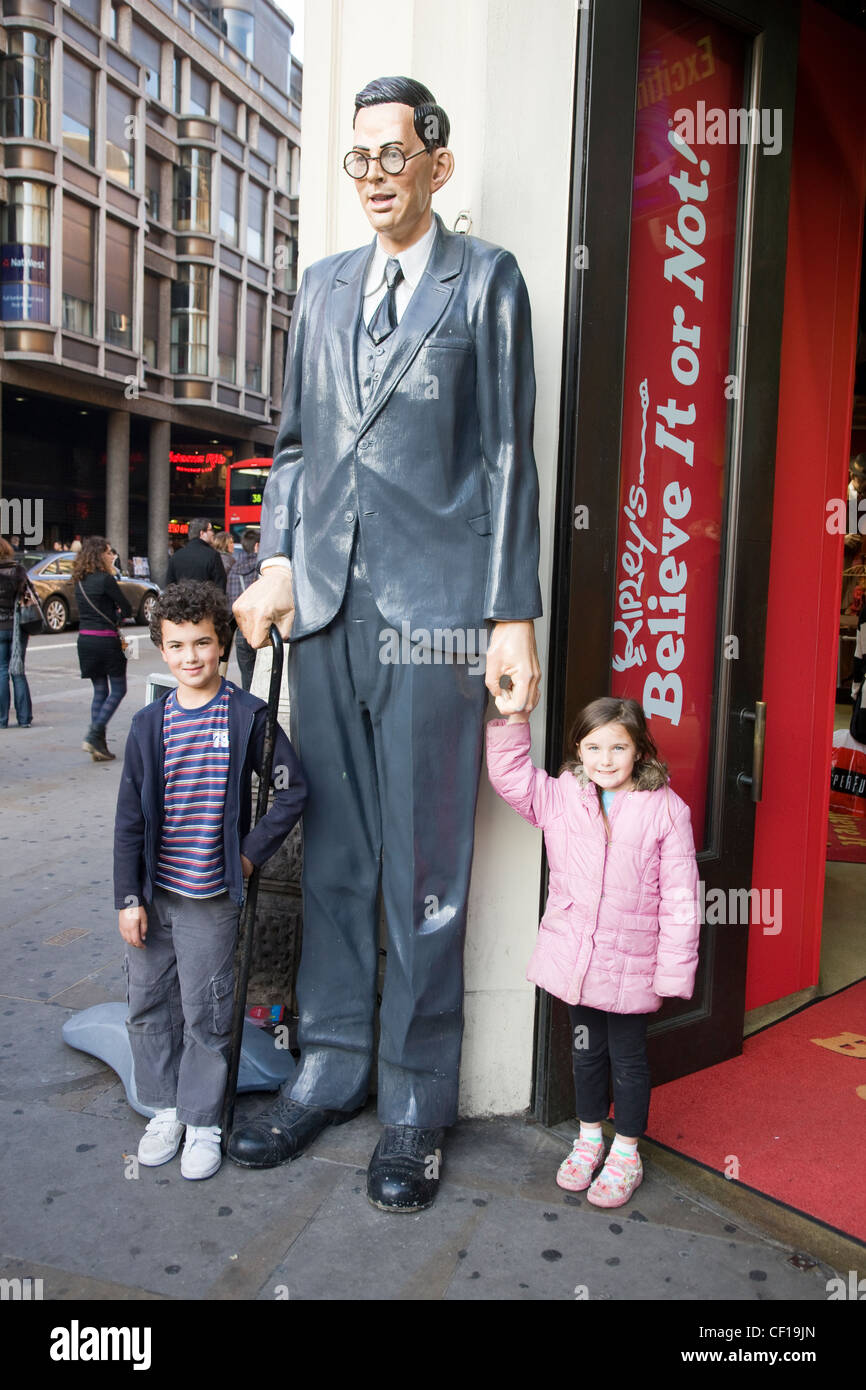 Tallest person hi-res stock photography and images - Alamy