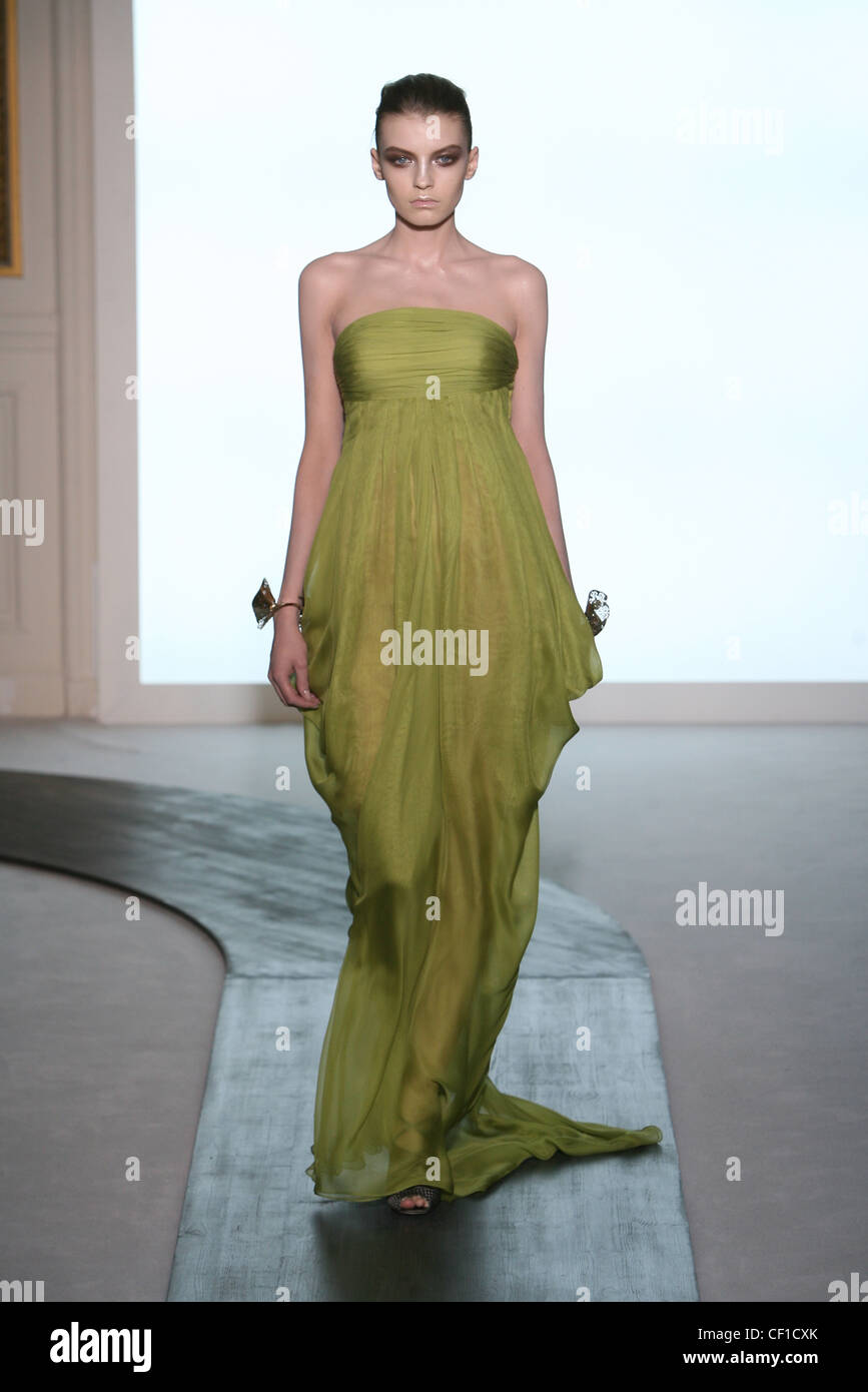 Valentino Paris Haute Couture Autumn Winter Model wearing a green sleevless sheer flolength chiffon dress, train and gathering Stock Photo - Alamy Valentino Paris Haute Couture Autumn Winter Model wearing a green sleevless sheer flolength chiffon dress, train and gathering Stock Photo - Alamy