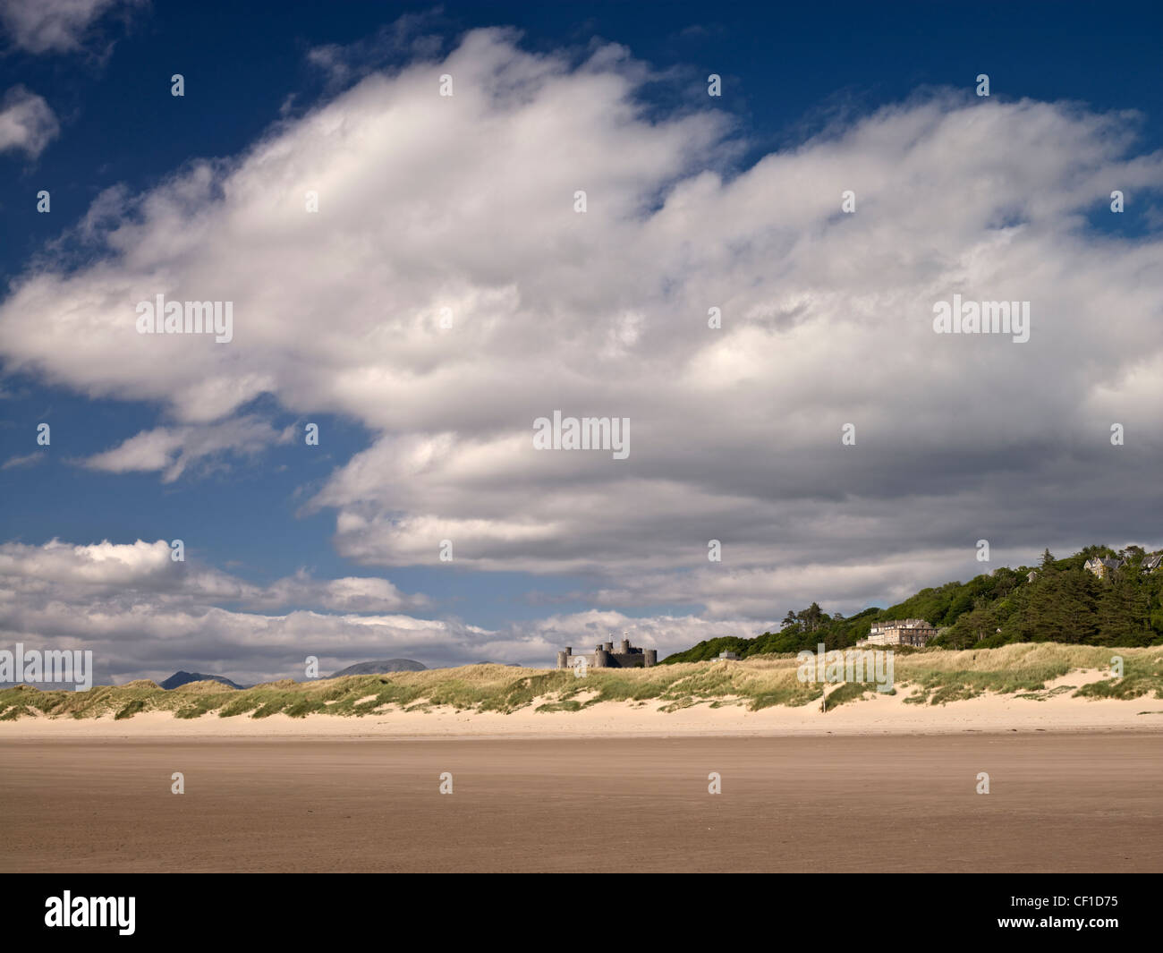 View across Harlech beach towards Harlech Castle, built by Edward l in the late thirteenth century as one of the most formidable Stock Photo