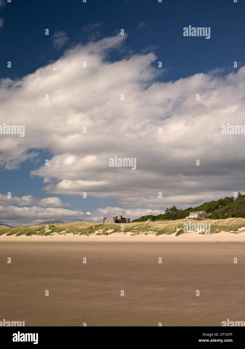 View across Harlech beach towards Harlech Castle, built by Edward l in the late thirteenth century as one of the most formidable Stock Photo