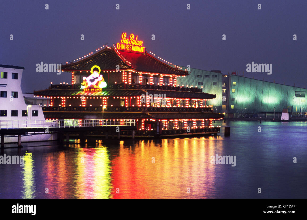 vlotter frequentie pijp Sea Palace" floating Chinese Restaurant. Amsterdam, The Netherlands Stock  Photo - Alamy