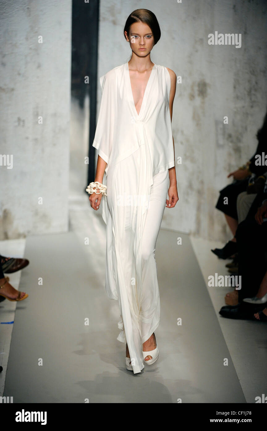 Donna Karan New York Ready to Wear Spring Summer White ankle length ...