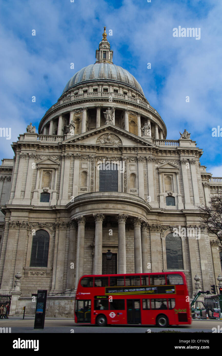 St. Paul's cathedral and red bus Stock Photo