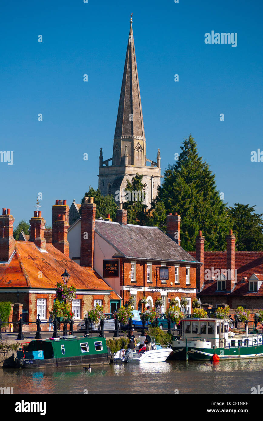 St Helen's church overlooking boats moored at St Helen's Wharf by The Old Anchor Inn on the River Thames. Stock Photo