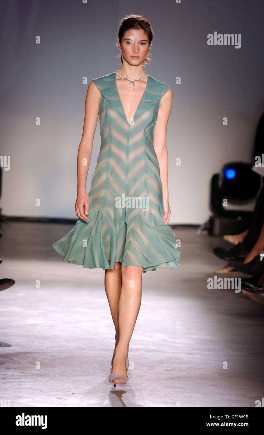 Zac Posen New York Ready to Wear Spring Summer Model brunette hair off ...