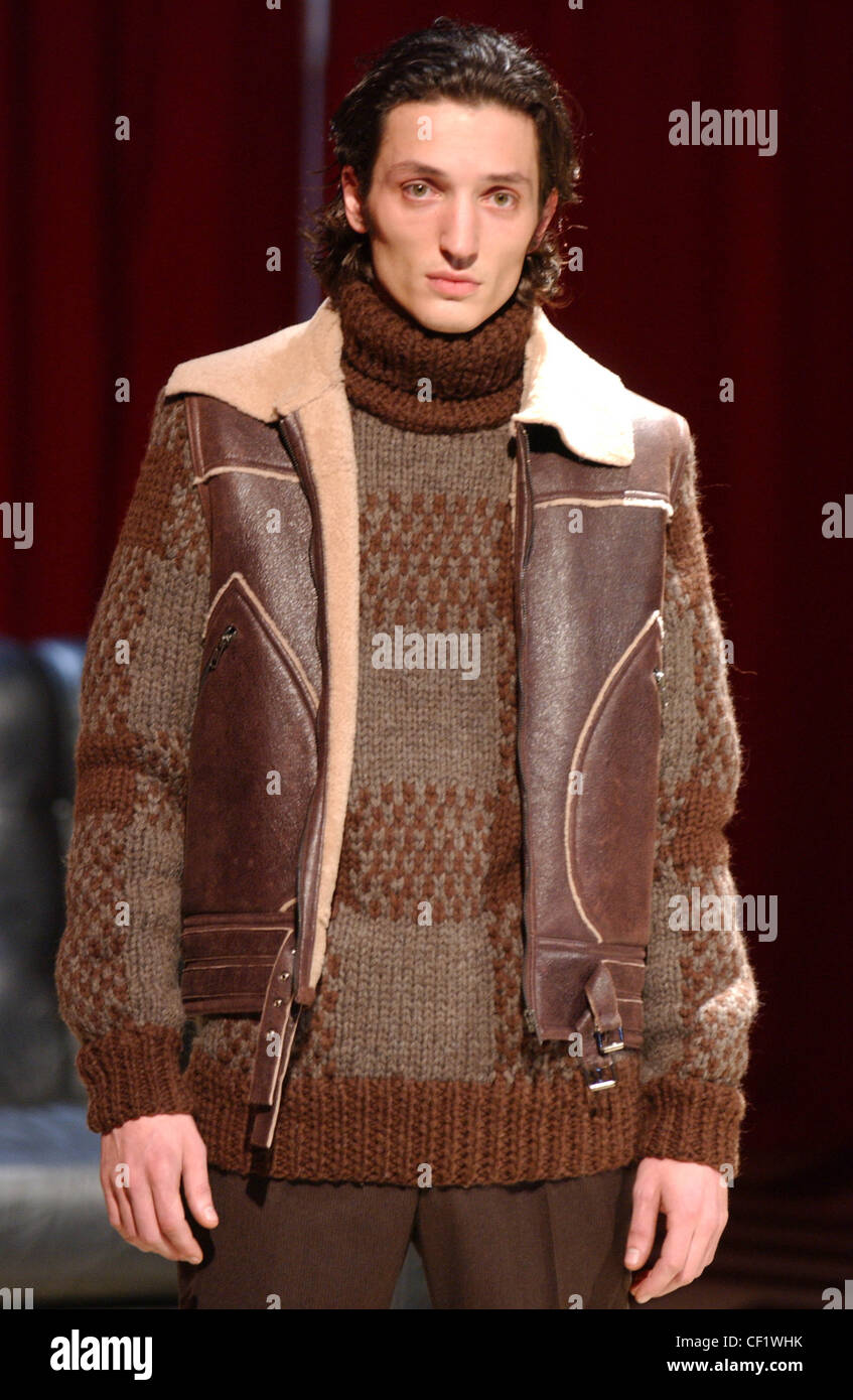 Branqhino Milan Menswear Ready to Wear Autumn Winter  Model shoulder length dark brown hair, wearing chunky brown patterned Stock Photo