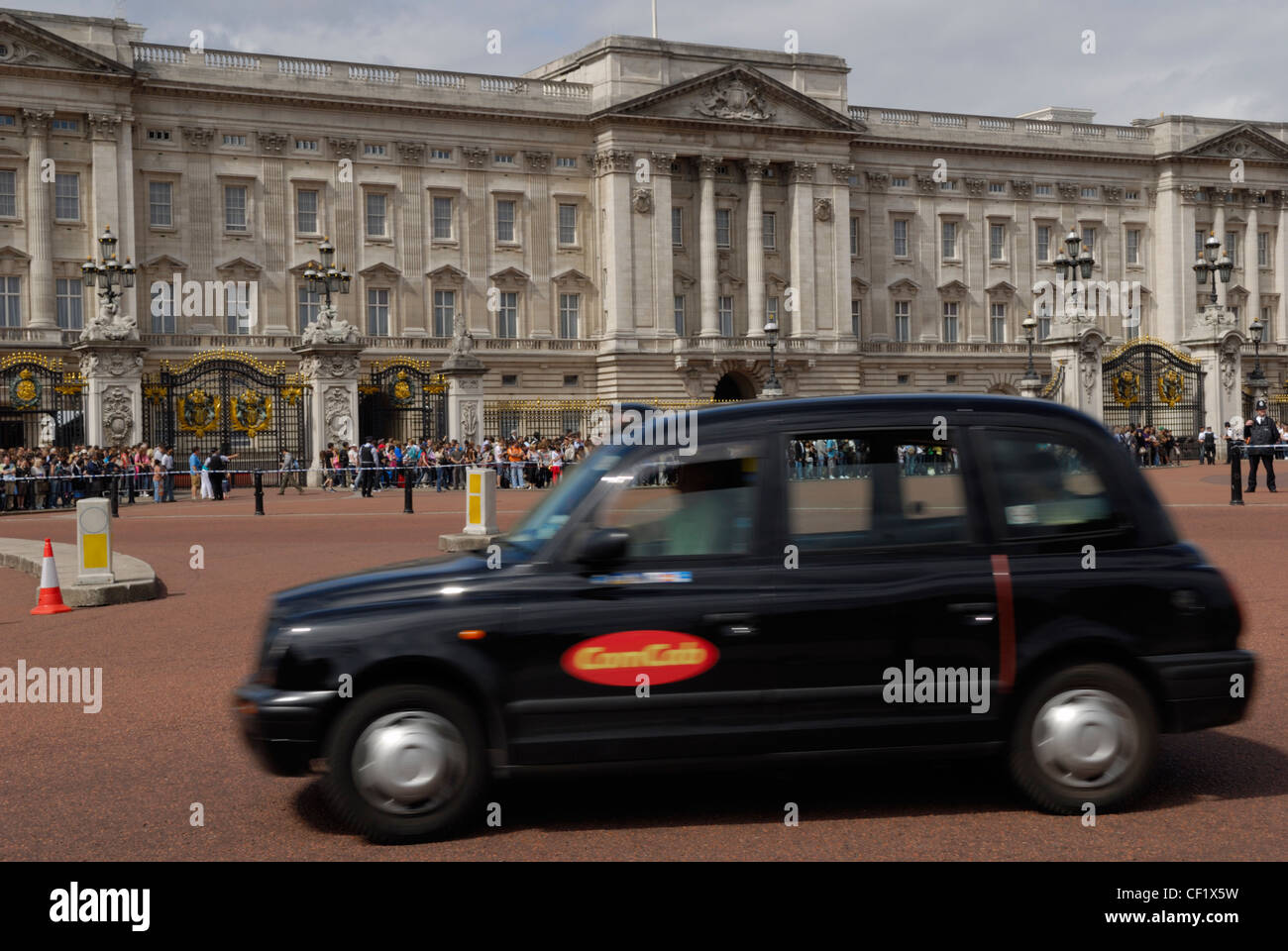 A London taxi passing the front of Buckingham Palace. Stock Photo