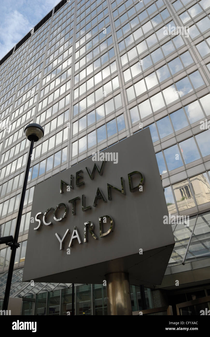 The New Scotland Yard sign outside the headquarters of London's Metropolitan Police. The former 'New Scotland Yard', built in 18 Stock Photo