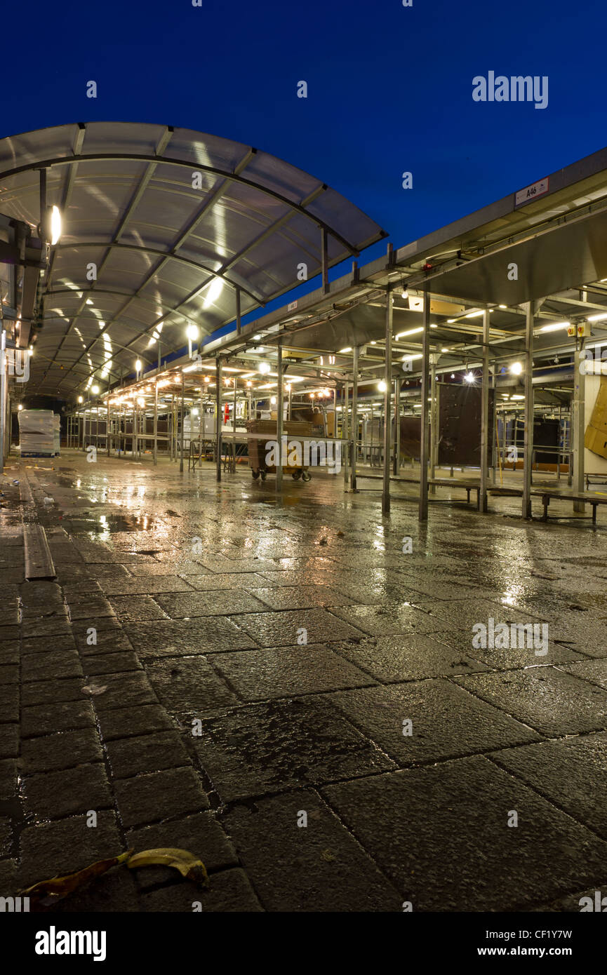 A night scene of the deserted outdoor markets in the bull ring birmingham Stock Photo