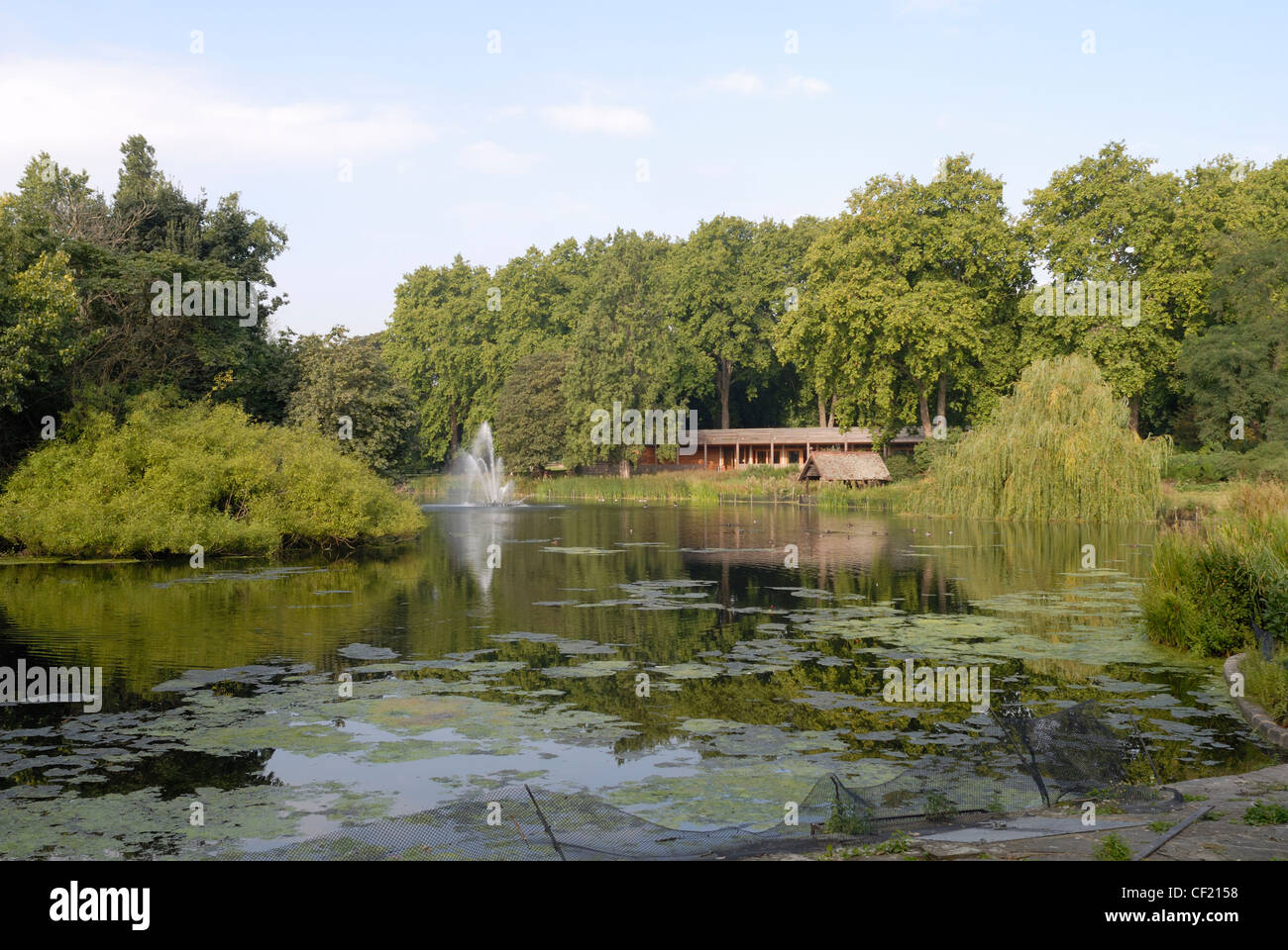 Fountains and lake in St James' Park. St James' Park is the oldest Royal Park in London and takes its name from a leper hospital Stock Photo