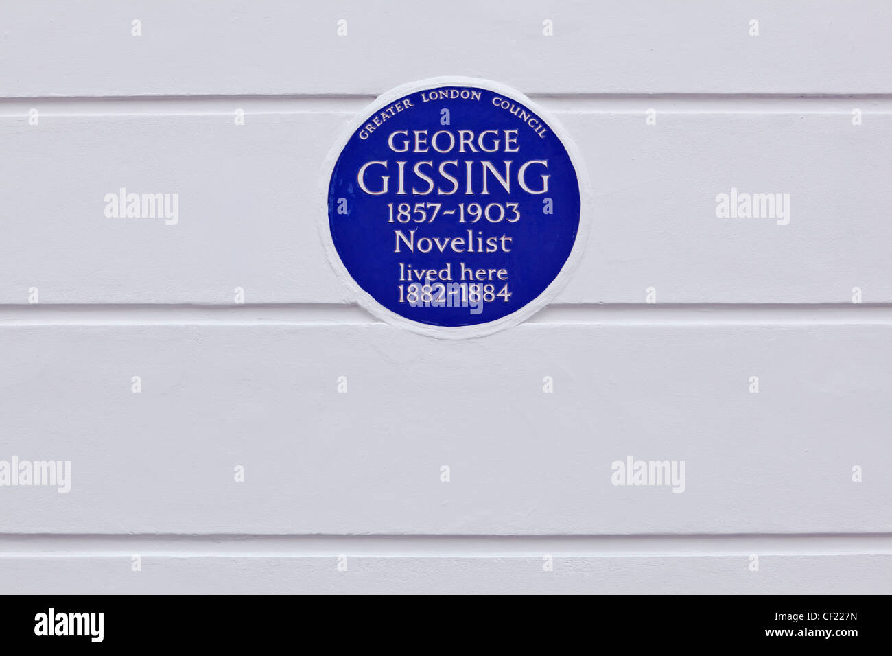 A Greater London Council (GLC) plaque on the wall of 33 Oakley Gardens celebrating that novelist George Gissing lived in the hou Stock Photo