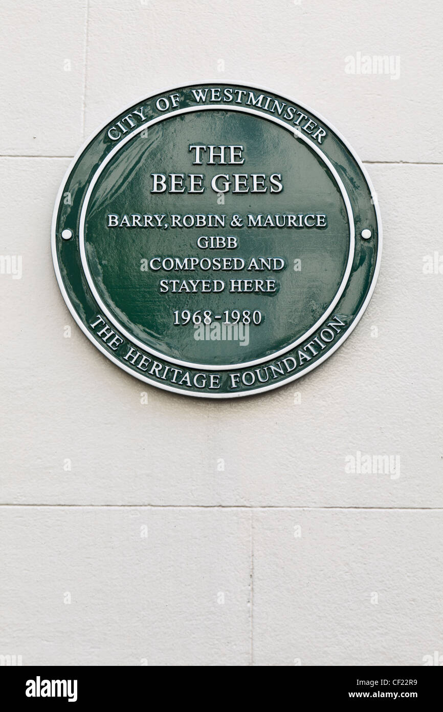 A Heritage Foundation plaque outside a building in Brook Street celebrating that The Bee Gees, Barry, Robin and Maurice Gibb com Stock Photo
